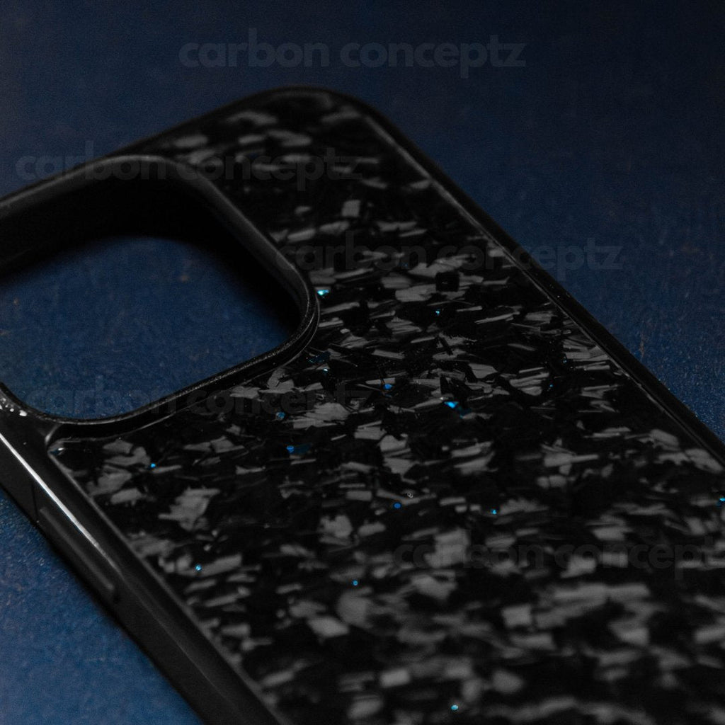 Svart iPhone-skal med oregelbundet kolfibermönster och blå detaljer