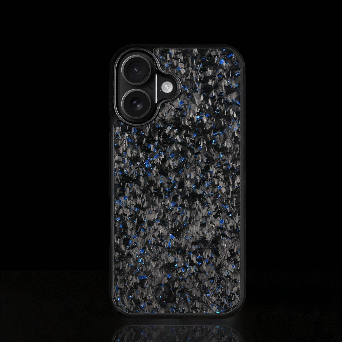 Svart iPhone-skal med oregelbundet kolfibermönster och blå detaljer