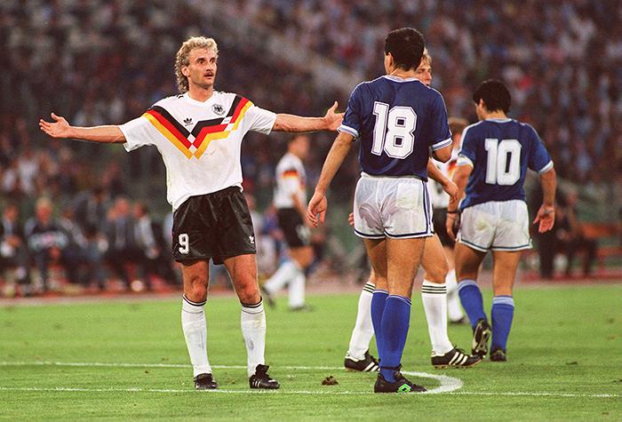 Vit fotbollströja från Tyskland 1990 med nummer 10 och Matthäus på ryggen