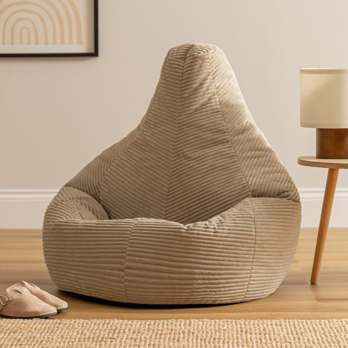 Beige sittpuff med hög rygg och räfflad klädsel