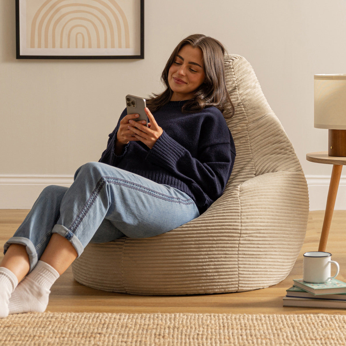Beige sittpuff med hög rygg och räfflad klädsel