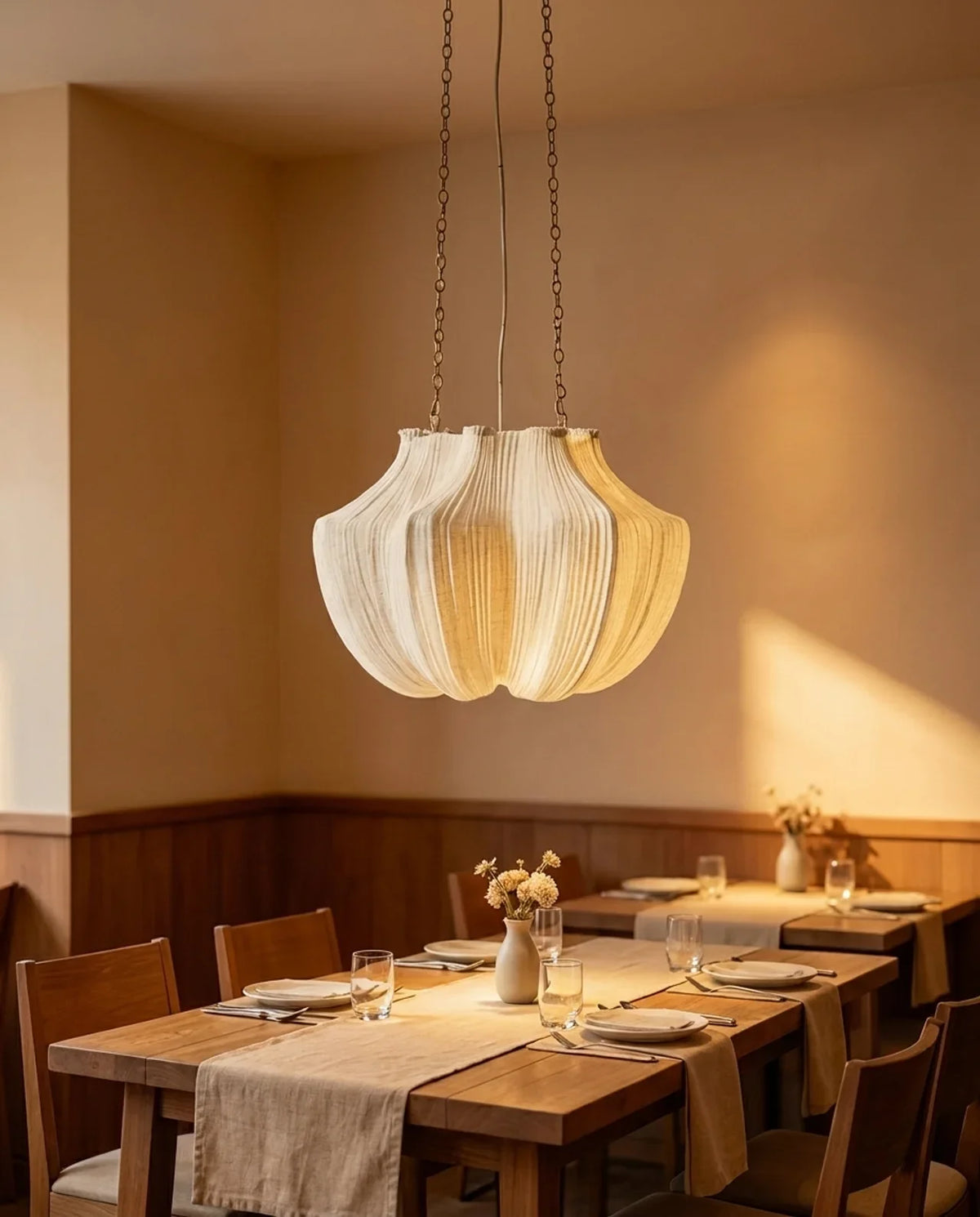 Beige taklampa med veckad rund skärm och kedjeupphängning