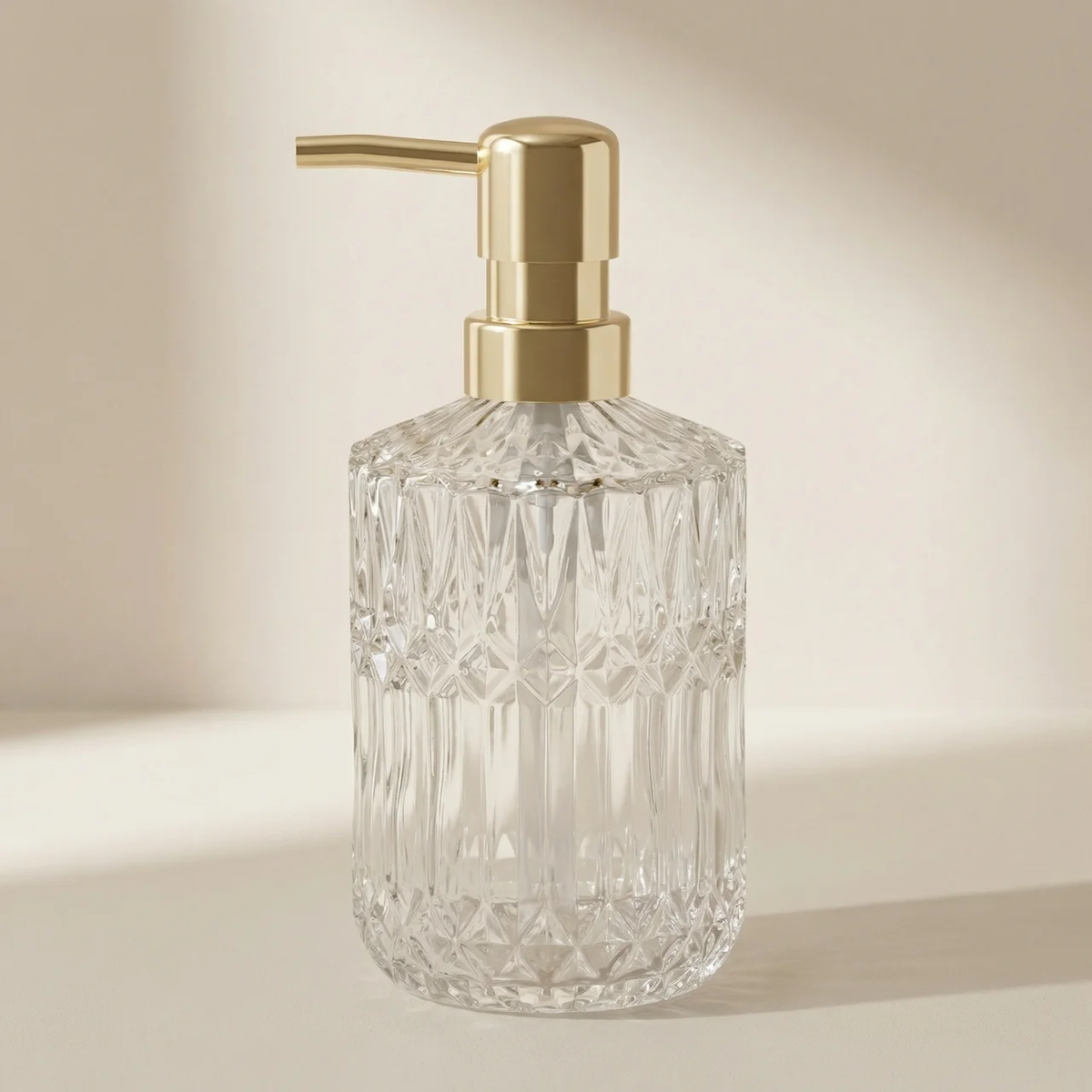 Påfyllningsbar tvålpump i facetterat glas med metallisk pump