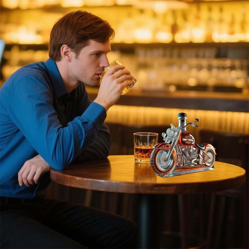 Dekorativ whiskykaraf i brun och silverfärgad motorcykelform