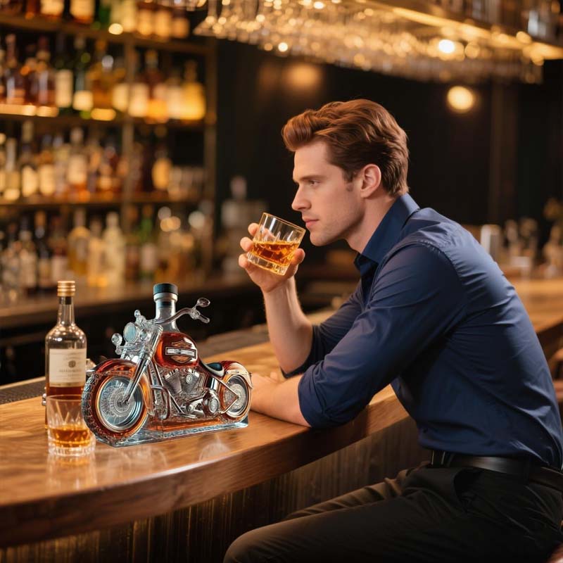 Dekorativ whiskykaraf i brun och silverfärgad motorcykelform