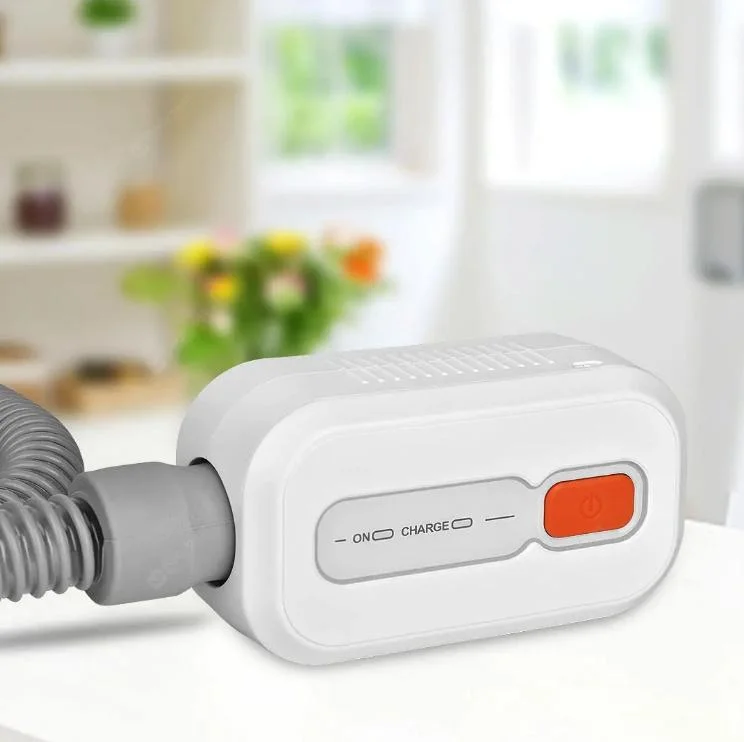 Vit ozonbaserad CPAP-rengöringsapparat med grå slanganslutning och orange knapp
