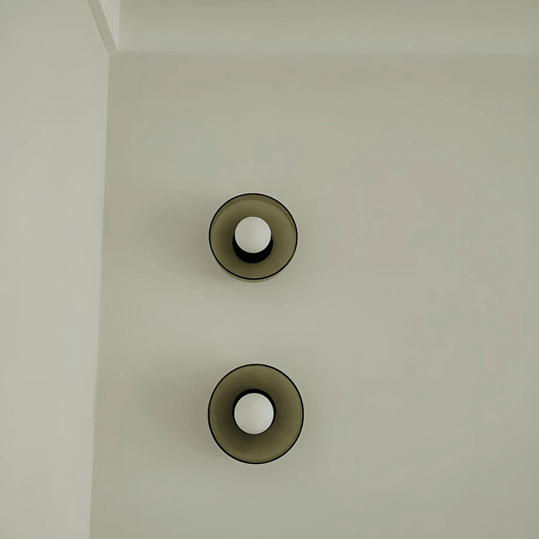 Rund tak- och vägglampa med skärm och vit klotformad ljuskupol