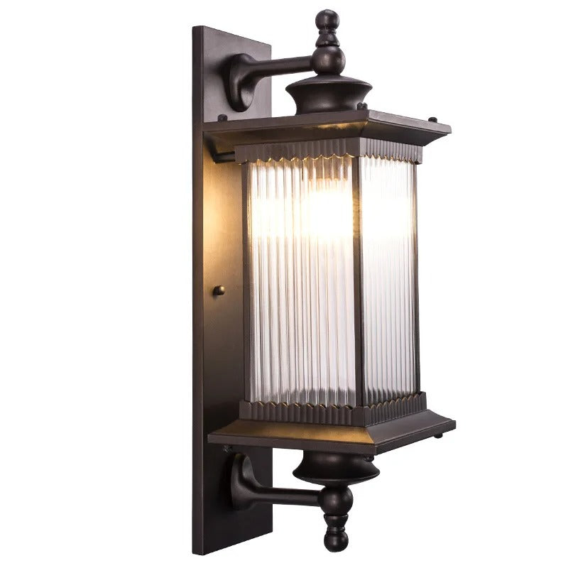 Klassisk svart utomhusvägglampa med ribbat klart glas
