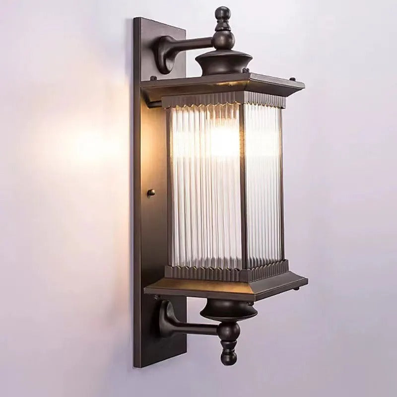 Klassisk svart utomhusvägglampa med ribbat klart glas