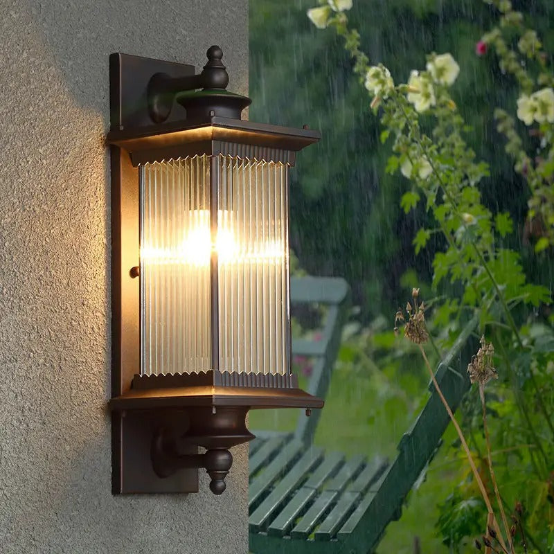Klassisk svart utomhusvägglampa med ribbat klart glas