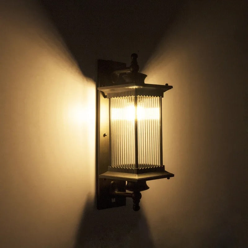 Klassisk svart utomhusvägglampa med ribbat klart glas
