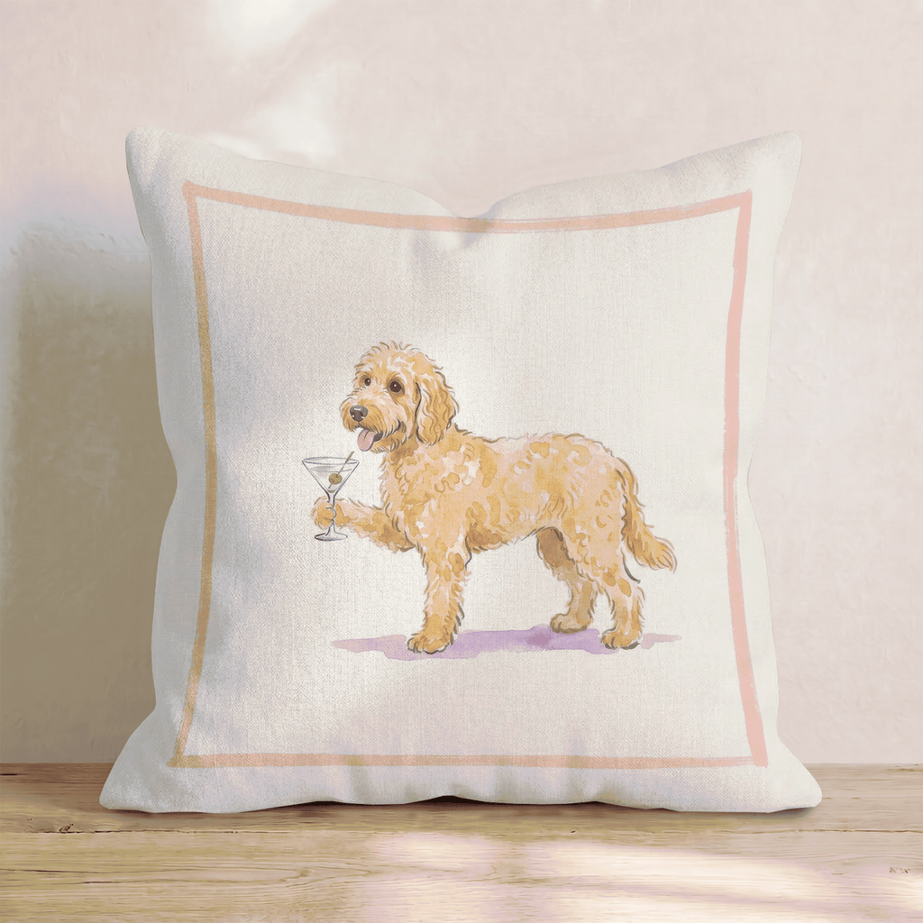 Ljus dekorativ kudde med illustrerad Goldendoodle och rosa beige kant