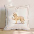Ljus dekorativ kudde med illustrerad Goldendoodle och rosa beige kant