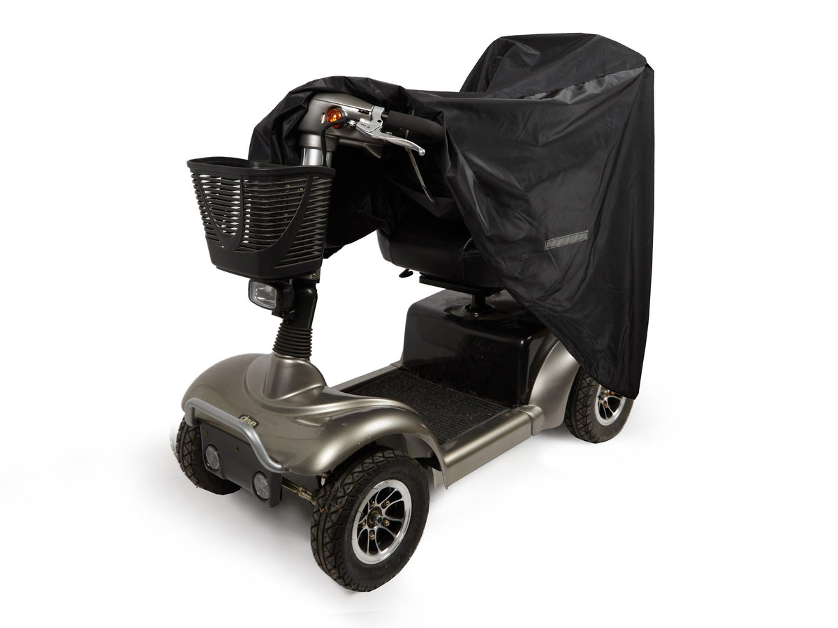 Svart överdrag på en elscooter med reflekterande sidodetalj