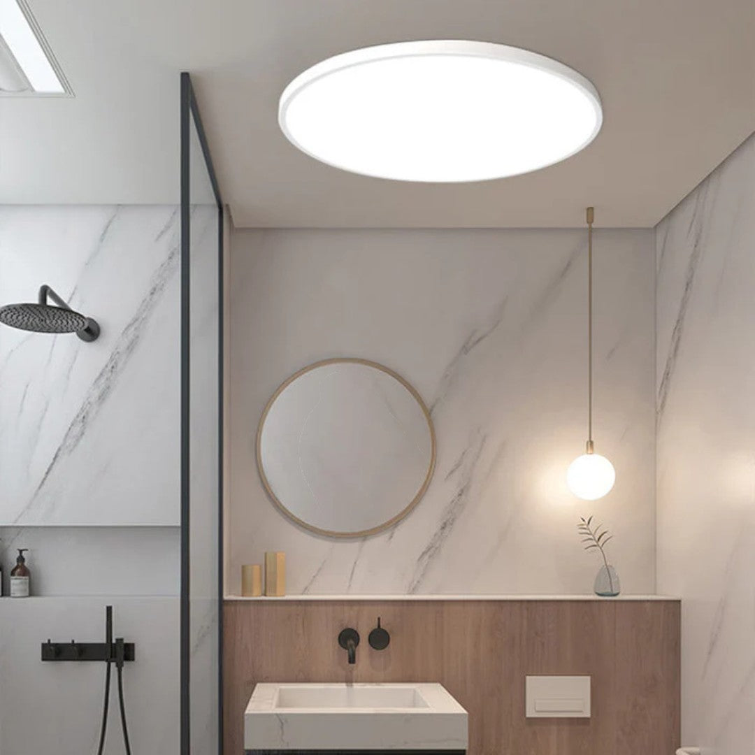 Rund LED-taklampa med jämn ljusyta och minimalistisk ram