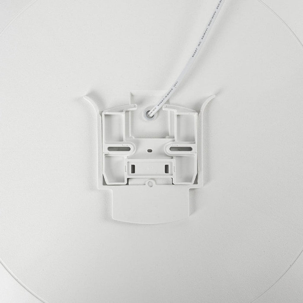 Rund LED-taklampa med jämn ljusyta och minimalistisk ram