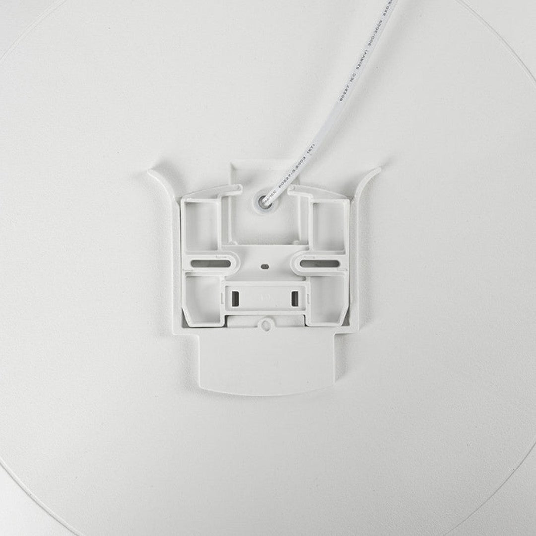 Rund LED-taklampa med jämn ljusyta och minimalistisk ram