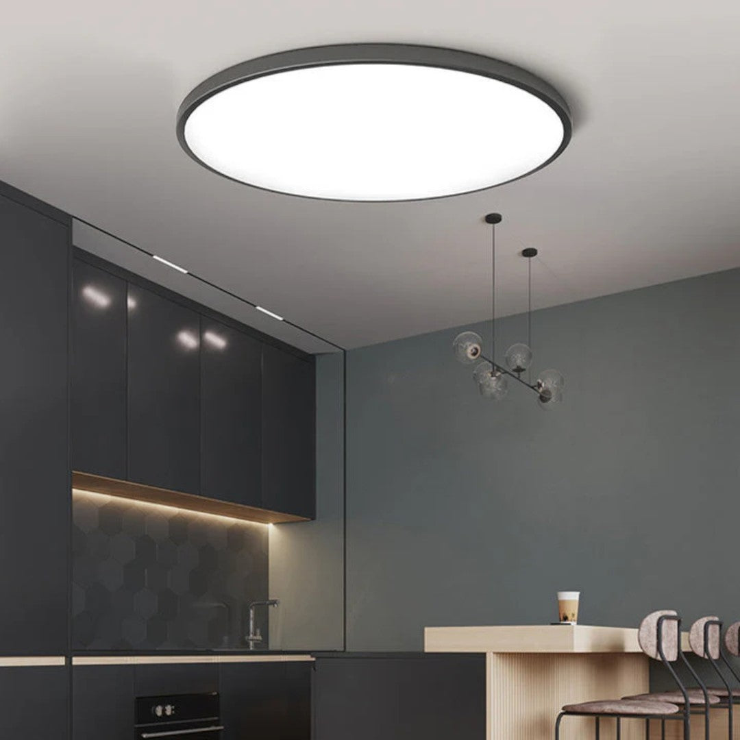 Rund LED-taklampa med jämn ljusyta och minimalistisk ram