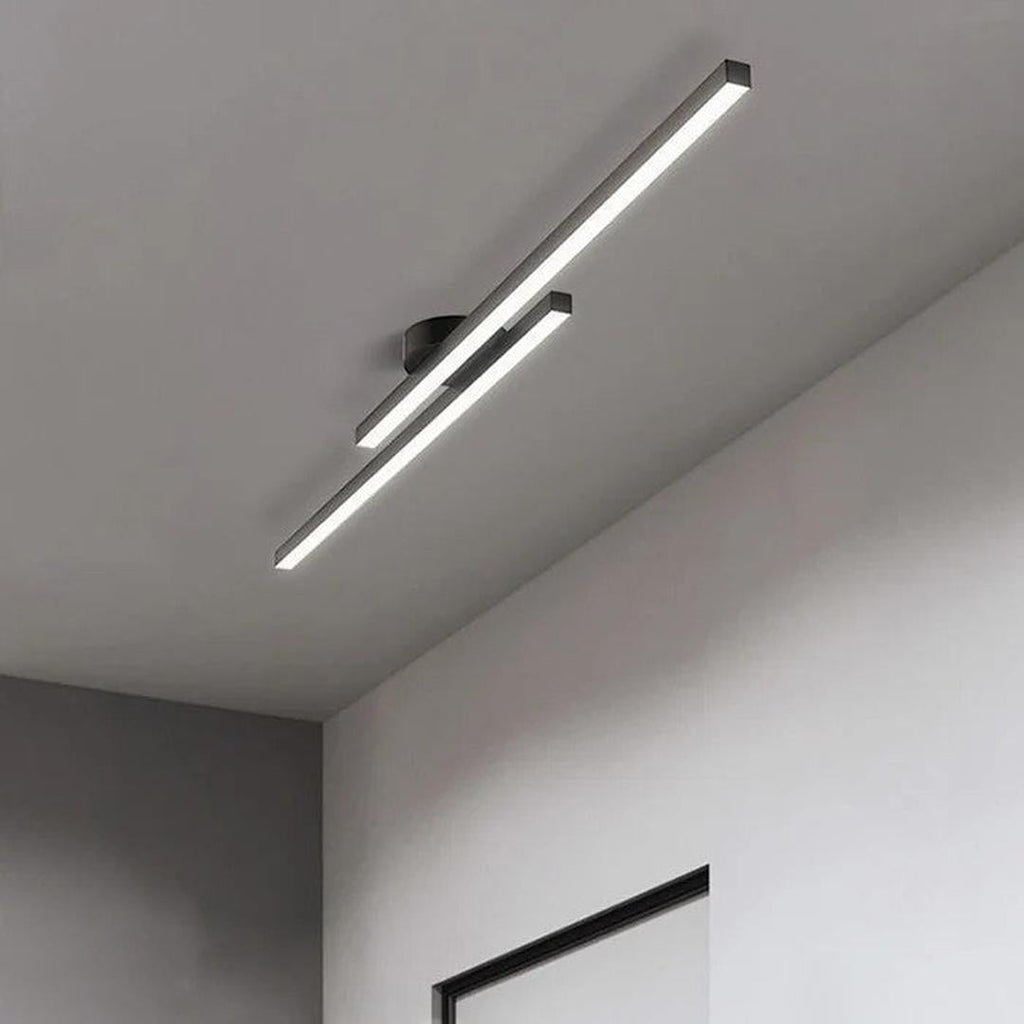 Avlång taklampa med integrerade LED-ljuslister