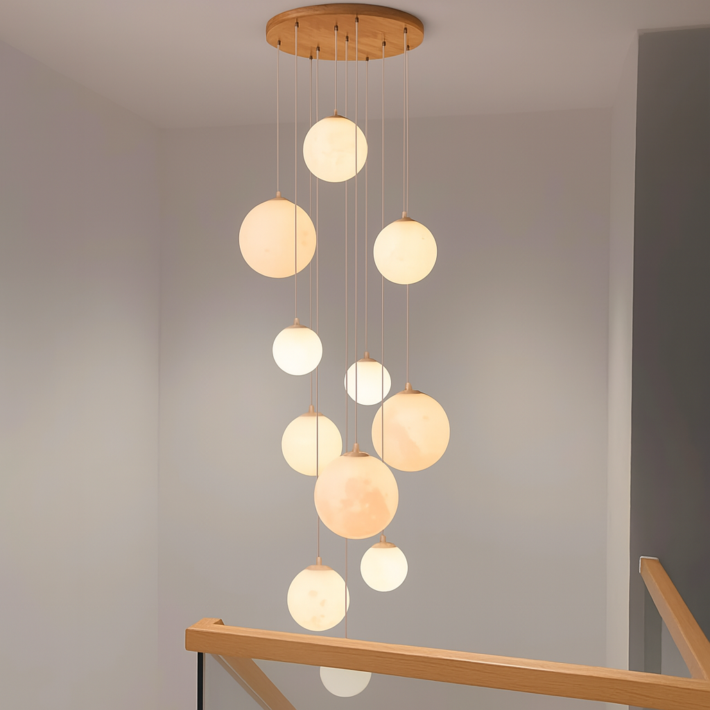 Takpendel med flera runda vita LED-ljusglobes och guldfärgat takfäste