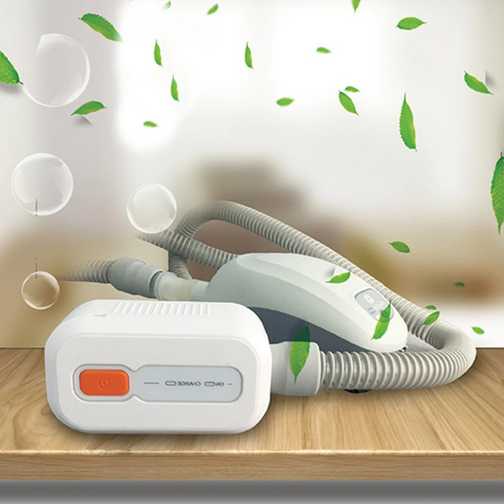 Vit ozonbaserad CPAP-rengöringsapparat med grå slanganslutning och orange knapp