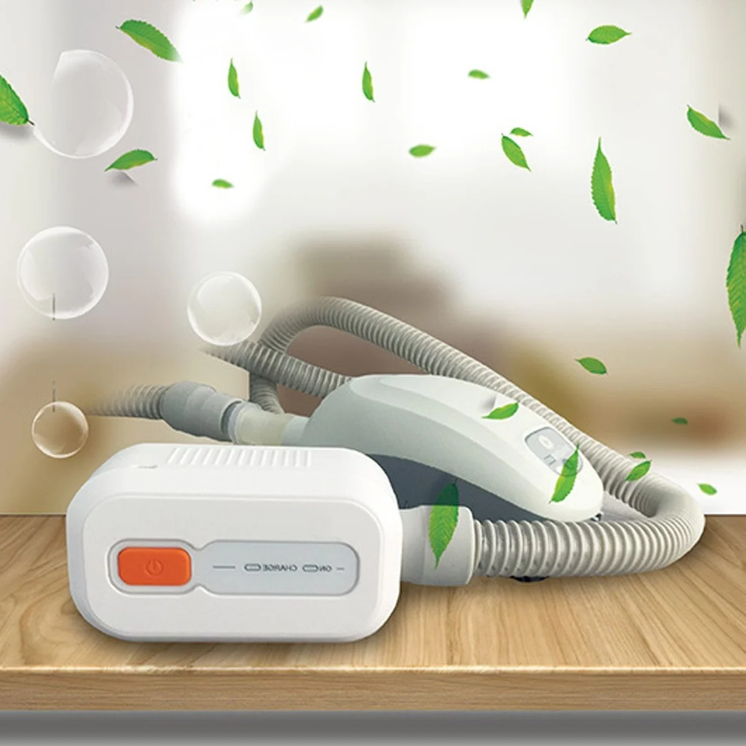 Vit ozonbaserad CPAP-rengöringsapparat med grå slanganslutning och orange knapp