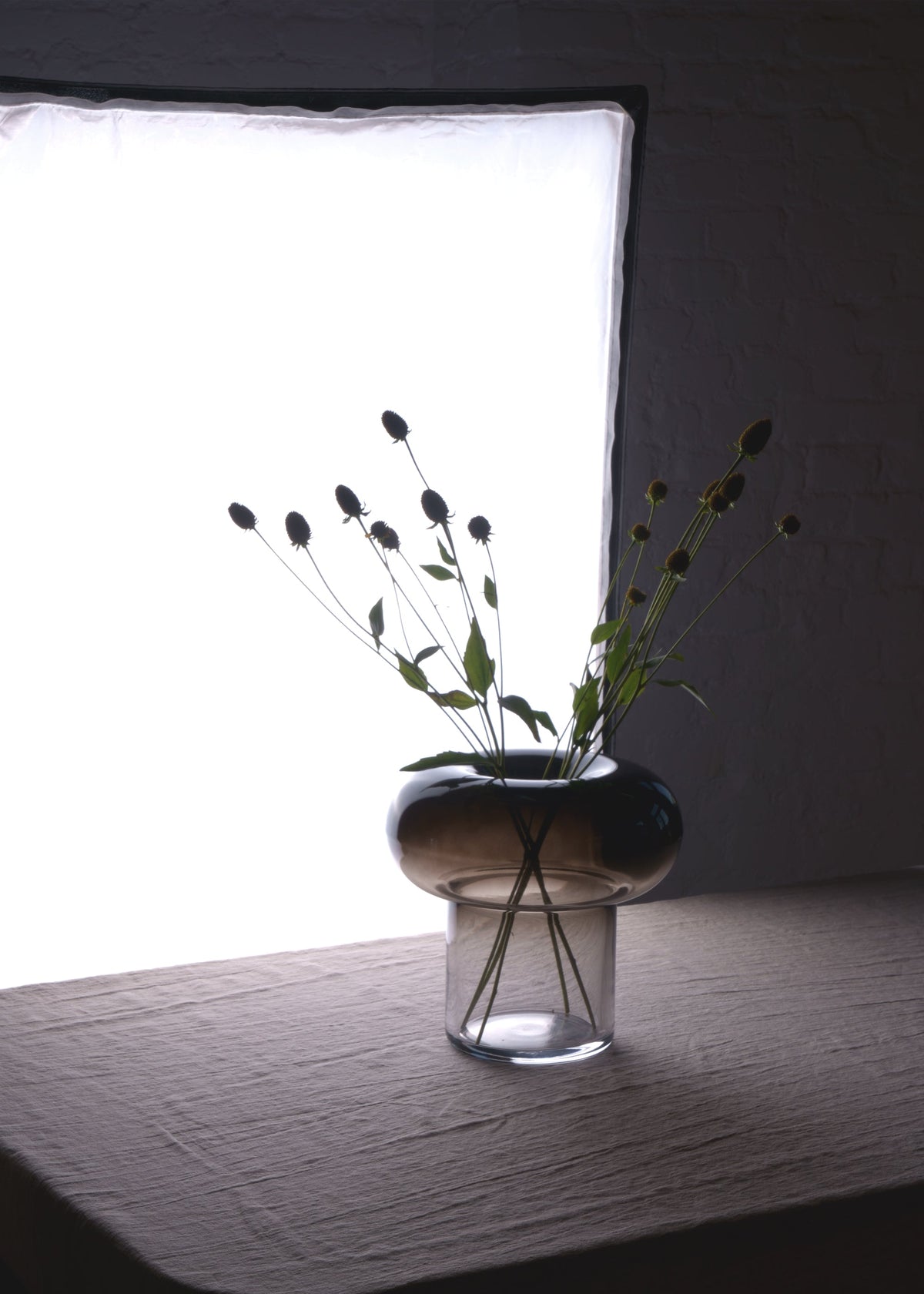 Glasvas med blank svart rundad överdel och klar behållare