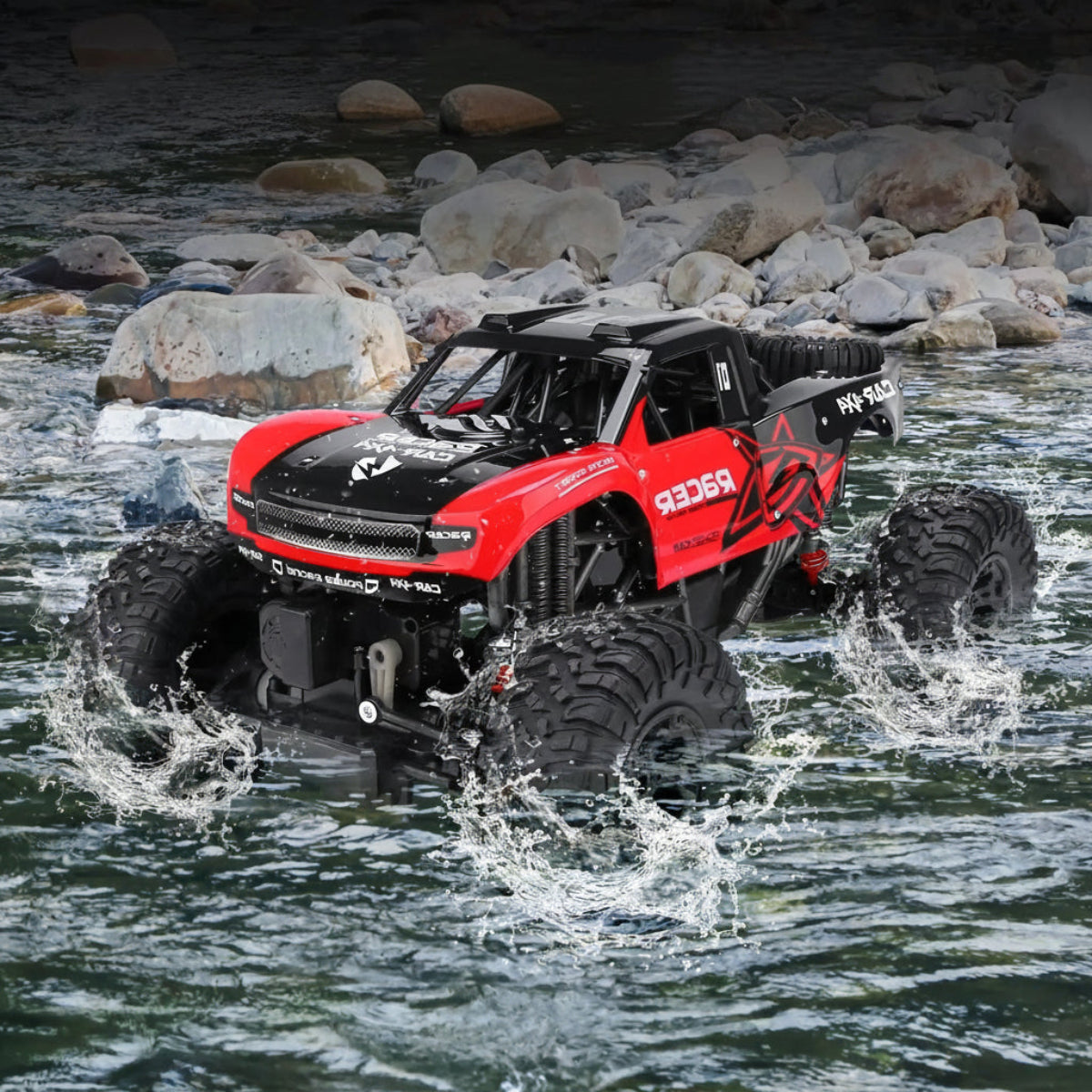Fjärrstyrd monstertruck med stora terrängdäck i vatten