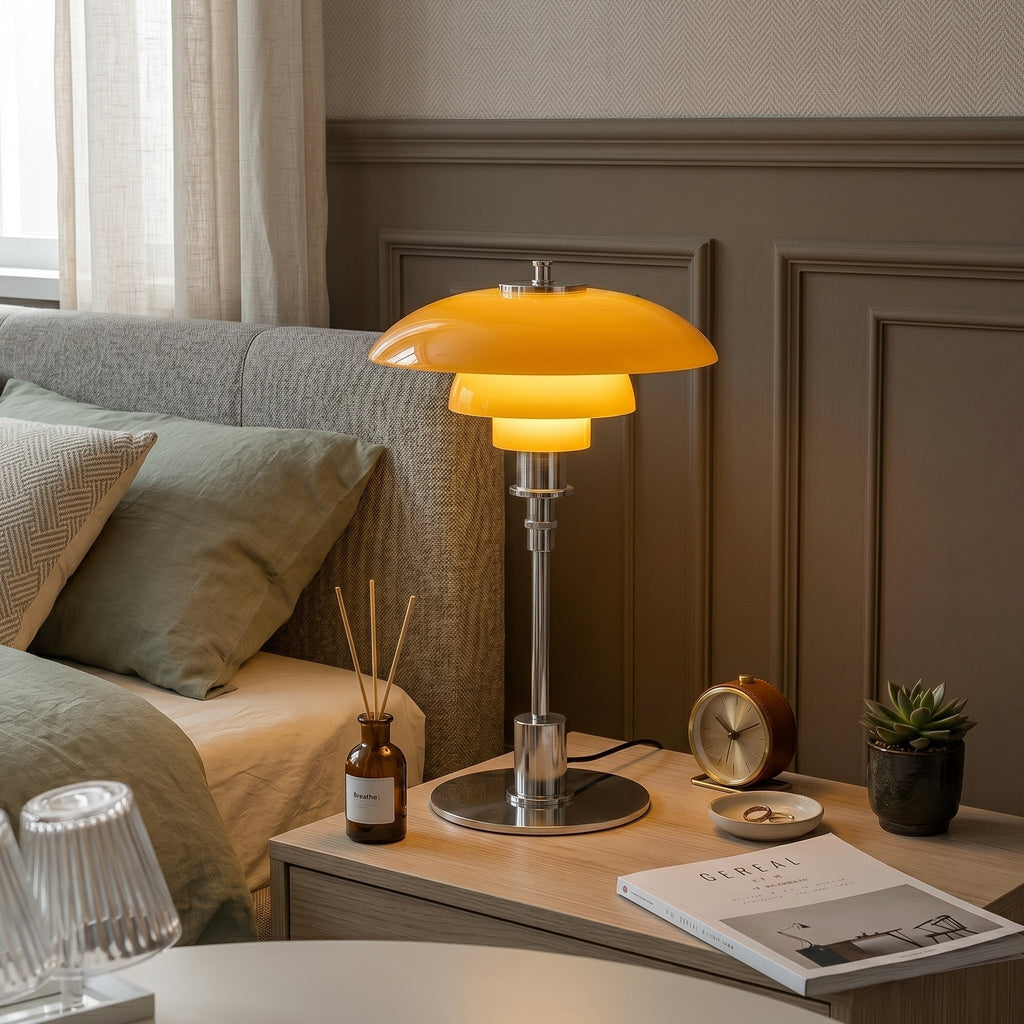 Bordslampa med kupolformad skärm, flerlagrad design och rund fot