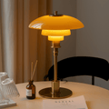 Bordslampa med kupolformad skärm, flerlagrad design och rund fot