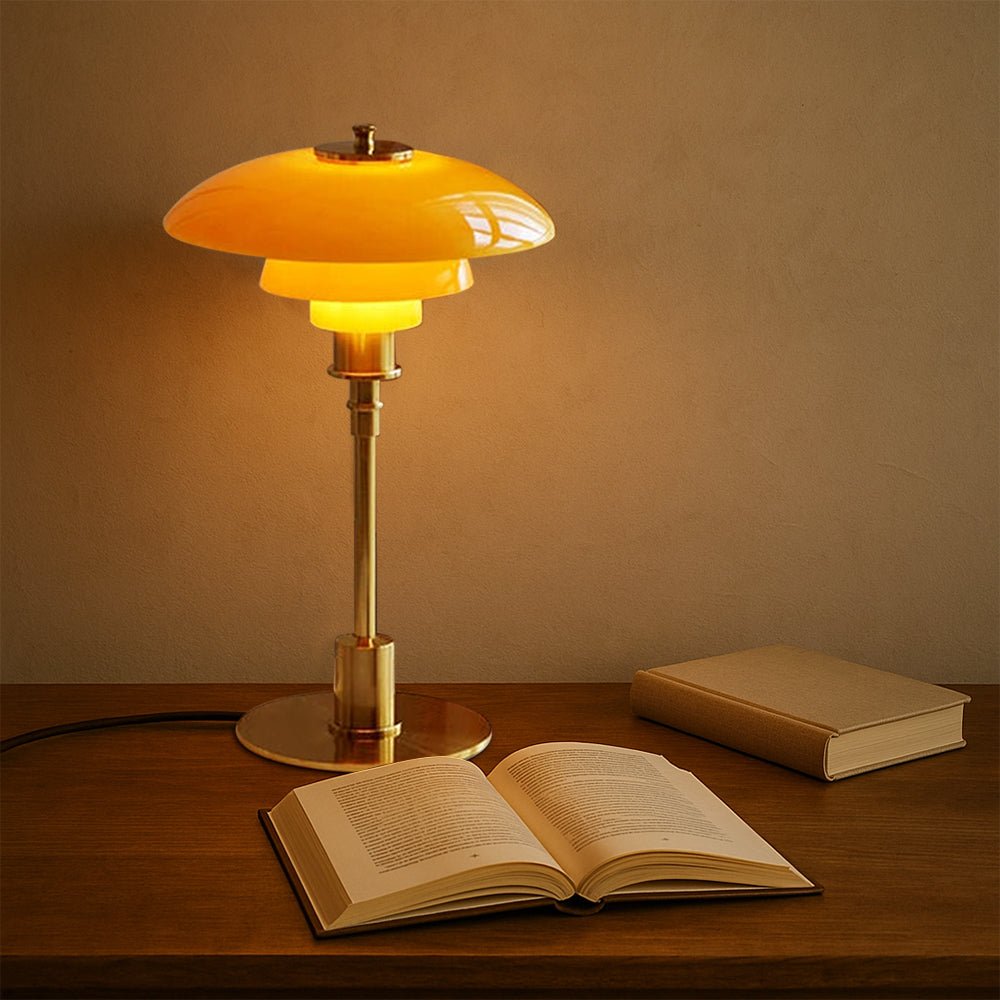 Bordslampa med kupolformad skärm, flerlagrad design och rund fot