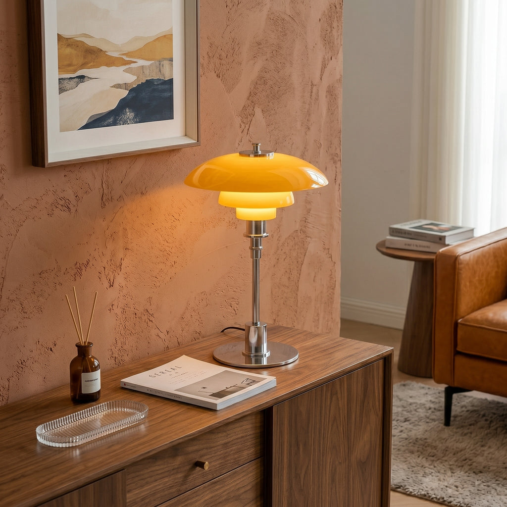 Bordslampa med kupolformad skärm, flerlagrad design och rund fot