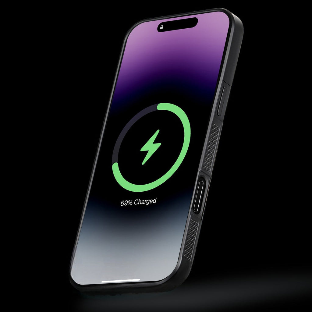 Mörkt iPhone-skal med kolfiberdesign och lila detaljer
