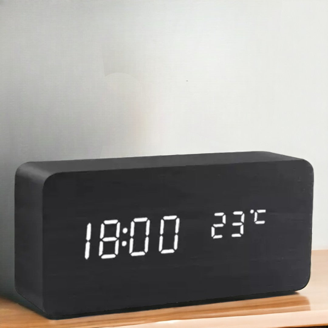 Digital väckarklocka med LED-display, temperaturvisning och kompakt bordshölje