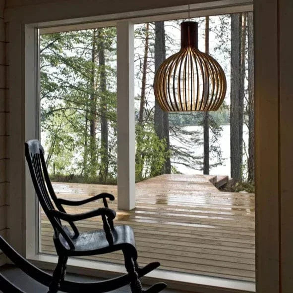 Rund ribbad pendellampa med öppen lamellskärm och kabel