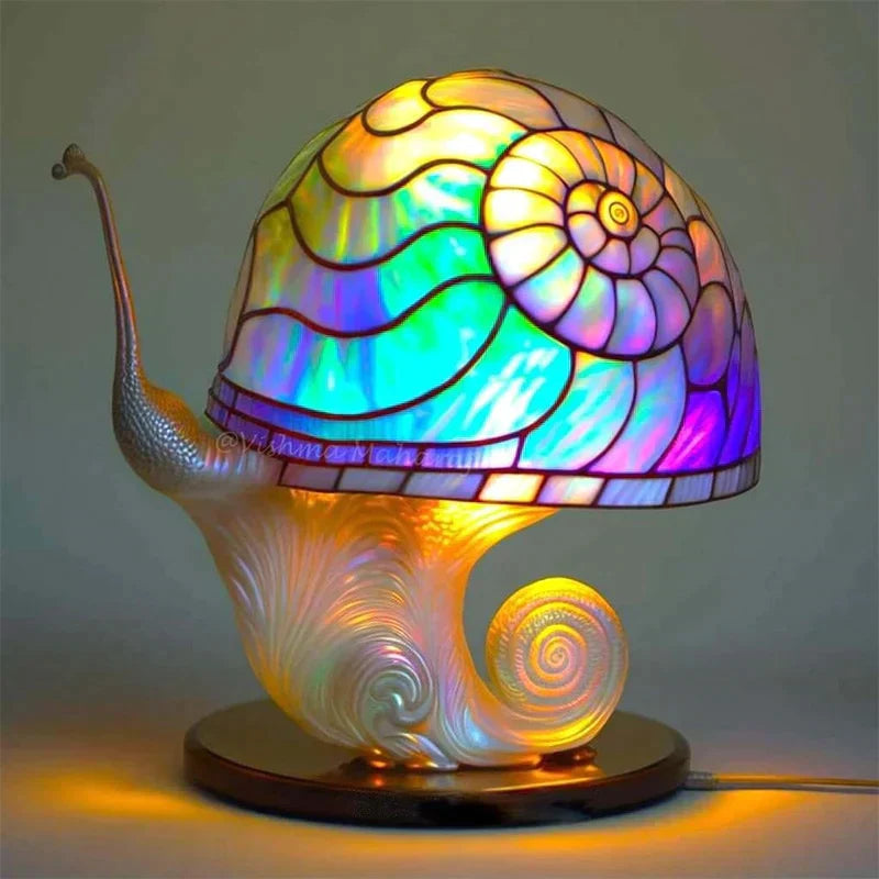 Färgrik bordslampa i glas med blommor och svampmotiv