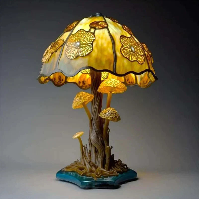 Färgrik bordslampa i glas med blommor och svampmotiv