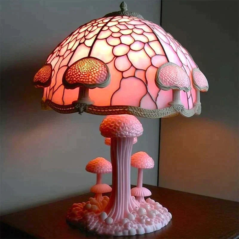 Färgrik bordslampa i glas med blommor och svampmotiv