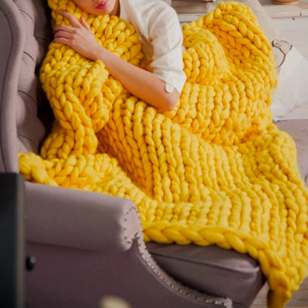 XXL Chunky pläd med extra grov stickad struktur på säng och soffa
