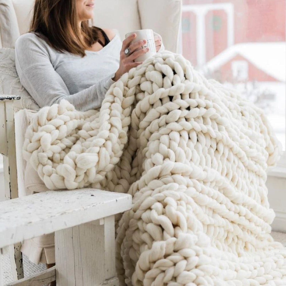 XXL Chunky pläd med extra grov stickad struktur på säng och soffa